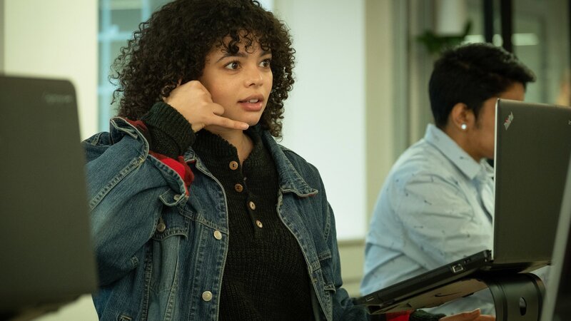 Bethany Bisme-Lyons (Lydia West) bringt durch ihre Besessenheit für neue Technologien die gesamte Familie in große Gefahr. – Bild: ZDF und Matt Squire