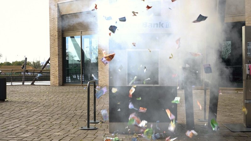 In der Hafencity fliegt ein Bankautomat in die Luft – damit die Täter mit dem Geld nicht fliehen können, werden die Geldscheine automatisch bunt gefärbt. – Bild: NDR/​Boris Laewen