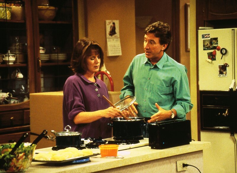 Jill (Patricia Richardson) wollte Tim (Tim Allen) mit einem von ihr selbst zubereiteten festlichen Abendessen zu zweit überraschen. Doch Till taucht Stunden zu spät auf. Das Essen sowie Jills Laune ist nun gründlich verdorben … – Bild: RTL