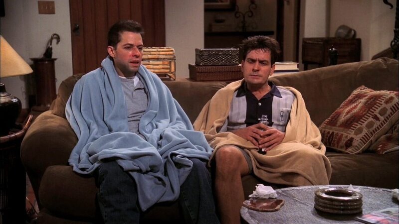L-R: Alan Harper (Jon Cryer), Charlie Harper (Charlie Sheen) – Bild: PLURIMEDIA (Warner Bros)