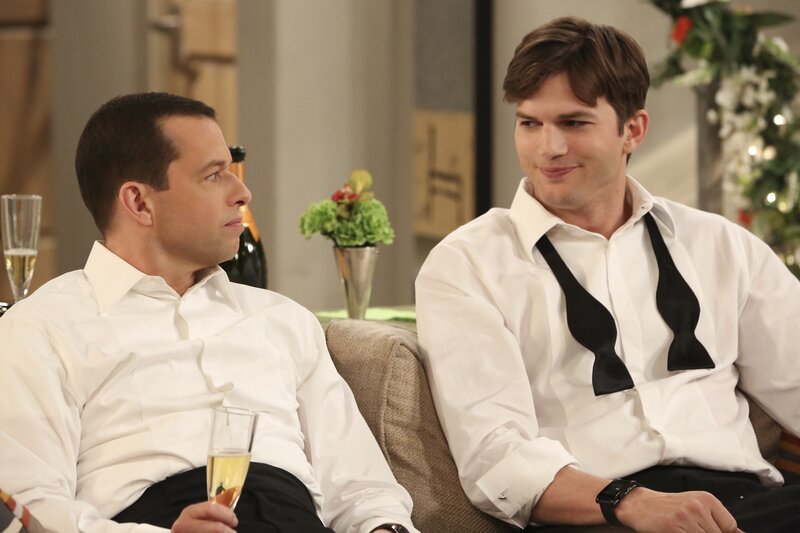 Sentimentaler Moment: Alan (Jon Cryer, l.) und Walden (Ashton Kutcher, r.) lassen ihre gemeinsame Vergangenheit als Junggesellen noch einmal Revue passieren … – Bild: Turner /​ WARNER BROS. ENTERTAINMENT INC.
