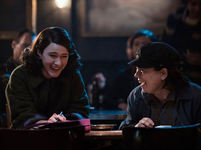 L-R: Miriam ‚Midge‘ Maisel (Rachel Brosnahan), Susie Myerson (Alex Borstein) – Bild: Amazon
