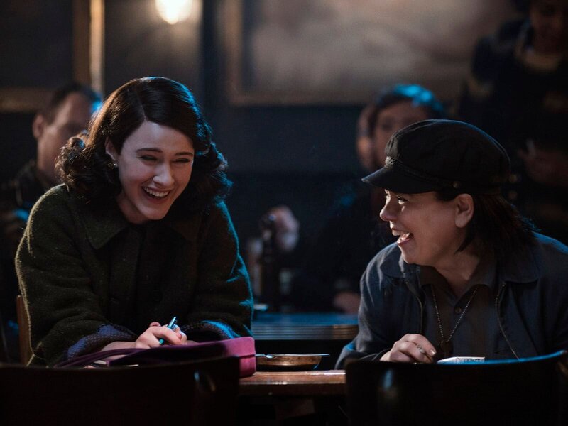L-R: Miriam ‚Midge‘ Maisel (Rachel Brosnahan), Susie Myerson (Alex Borstein) – Bild: Amazon