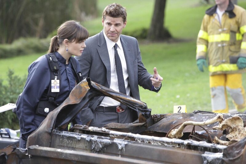 In einem ausgebrannten Laster werden die Überreste eines Mannes gefunden, dessen Skelett mit dem Armaturenbrett verschmolzen ist. Brennan (Emily Deschanel) und Booth (David Boreanaz) haben nun die schwierige Aufgabe, die Todesursache herauszufinden. – Bild: Universal TV