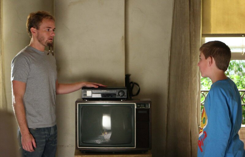 Beinahe hat Dewey (Erik Per Sullivan, r.) Francis (Christopher Masterson, l.) so weit, sich die lockere Lebensweise abzugewönnen, doch dann regelt sich wieder einmal alles, ohne dass Francis auch nur einen Finger krumm gemacht hat … – Bild: ViacomCBS /​ Fox Broadcasting /​ Michael Becker /​ FOX