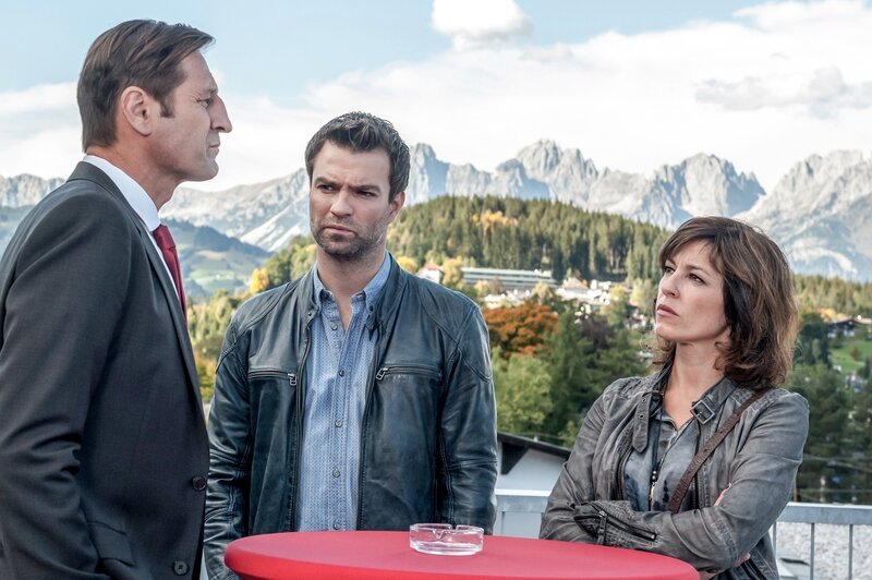 Ein Medikamentenskandal in Verbindung mit einem Mord bringt den Konzern von Richard Steinlechner (Andreas Patton, l.) in Verdacht. Angesichts dessen wehrt er die Fragen der Ermittler erstaunlich arrogant ab, finden Lukas (Jakob Seeböck, M.) und Nina (Julia Cencig). – Bild: ORF/​BEO-Film/​Stefanie Leo