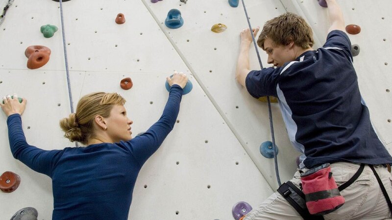 Alex (Wolke Hegenbarth) ist geschockt als sie entdeckt, dass auch ihr Bruder Basti (Frederik Hunschede) klettert. – Bild: MG RTL D /​ Guido Engels