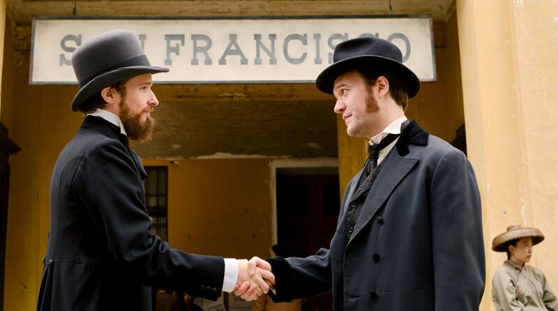 Levi Strauss (Vincent Redetzki, re.) und Jacob Davis (Anton von Lucke, li.) sind erfolgreiche Geschäftspartner. – Bild: ARD Degeto Film/​Lieblingsfilm GmbH/​Oliver Oppitz