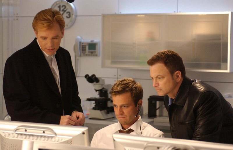 Lt. Horatio Caine (David Caruso, l.), Detective Danny Messer (Carmine Giovinazzo, M.) und Mac Taylor (Gary Sinise, r.) machen eine Entdeckung … – Bild: CBS BROADCASTING INC.