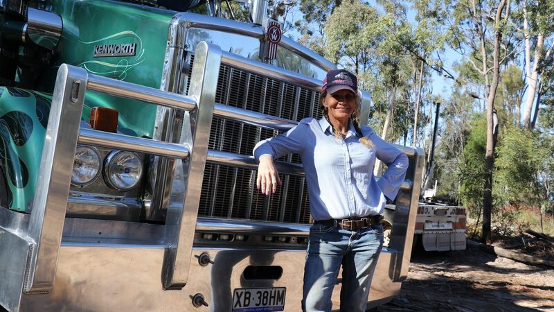 Mel Michelsen with truck – Bild: Warner Bros. Discovery