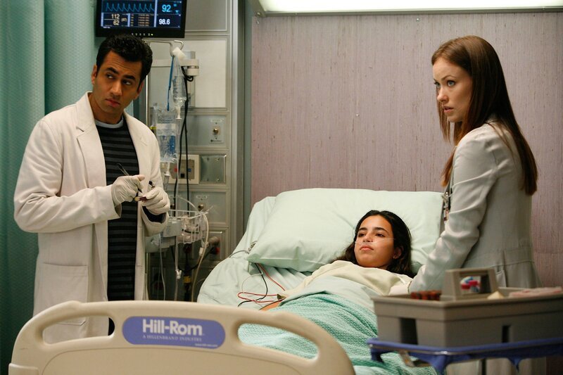 Dr. Lawrence Kutner (Kal Penn, l.) und Dr. Remy Hadley (Olivia Wilde, r.) untersuchen die junge Samantha (Joanna Koulis, M.), die sich äußerst seltsam verhält … – Bild: TVP S.A.
