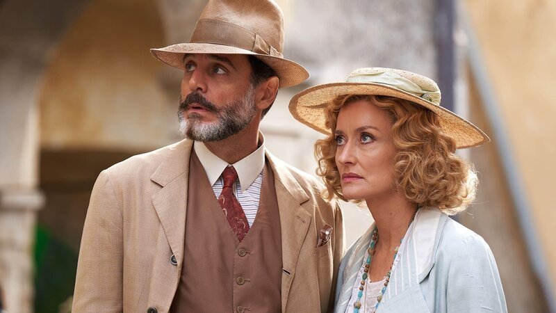 Carlo Albani (Daniele Pecci) und Bella Ainsworth (Natascha McElhone) – Bild: AXN