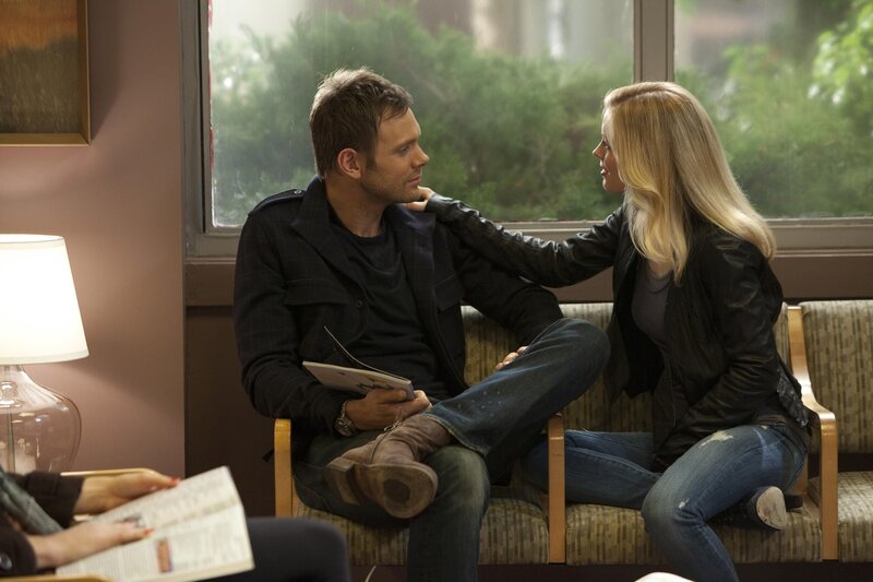 Mit seinen Spielchen bringt Pierce sowohl Britta (Gillian Jacobs, r.) als auch Jeff (Joel McHale, l.) in schwierige Situationen … – Bild: Sony Pictures Television Inc. All Rights Reserved. Lizenzbild frei