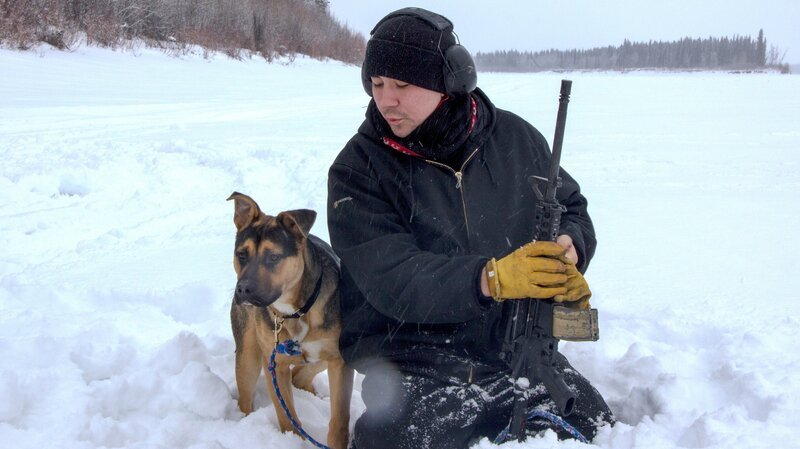 Joey Zuray (R) tries to calm is dog Ace (L) before firing his gun. – Bild: Discovery Communications