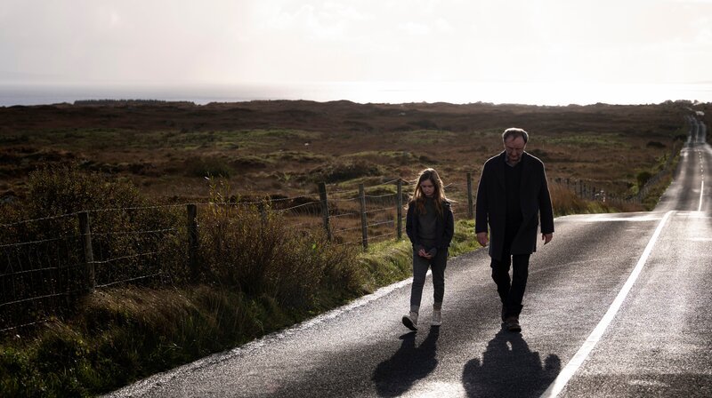 Erik Bell (Rainer Bock, re.) und seine Patientin Sophie (Isla Jane Eagleton). – Bild: ARD Degeto/​Martin Maguire