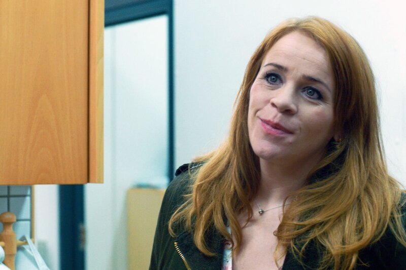 Elín (Sólveig Arnarsdóttir) ist die Exfrau von Kommissar Helgi Runarsson. – Bild: ARTE France /​ Víðir Sigurðsson