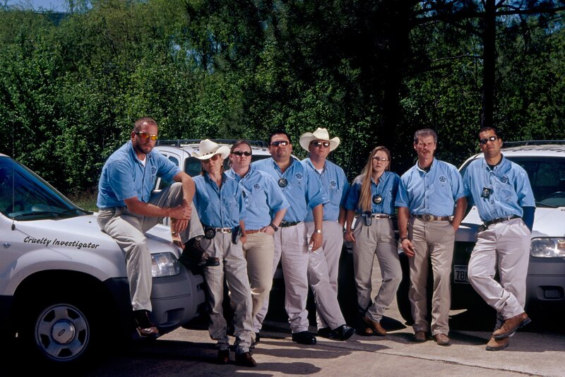 L-R: Houston SPCA agents Max Mixson, Deborah Turner, Sheila Kennedy, Ernie Angerstein, Charles Jantzen, Barbra Christenson, Jim Boller, and Scott Wernick. – Bild: Animal Planet