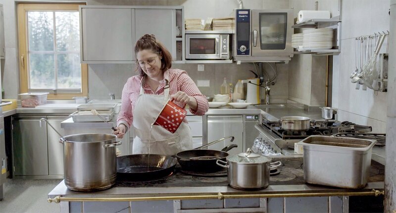 Hüttenwirtin Monika Eberharter beim Schnitzelbraten am Holzherd. – Bild: ORF/emb film/Dominik Walser Hüttenwirtin Monika Eberharter beim Schnitzelbraten am Holzherd. – Bild: ORF/emb film/Dominik Walser