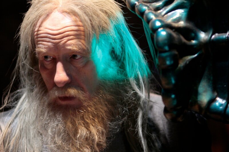 Merlin (Matthew Walker) will den Menschen helfen … – Bild: SCI FI Channel