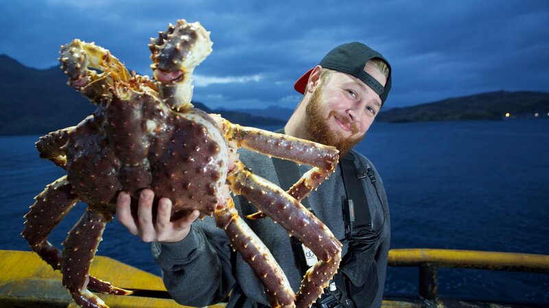 Summer Bay Engineer, Tim Boles displays a large crab for the camera. – Bild: Discovery Communications