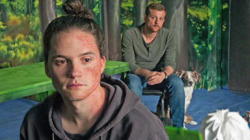 Paul (Christoph Schechinger) und seine Therapiehündin Käthe versuchen Chris (Tilmann Pörzgen, li.) der aufgrund eines Unfalls ein vernarbtes Gesicht hat, ins Leben zurück zu holen. – Bild: ARD Degeto/​BR/​Britta Krehl