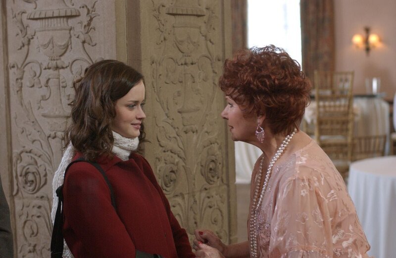 „Gilmore Girls“, „Hochzeit in Moll.“ Richard und Emily lassen sich im Kreis ihrer hundert besten Freunde noch einmal trauen. Lorelai fungiert als Emilys Trauzeugin, Rory übernimmt die Rolle des Trauzeugen bei Richard. Rund um die Zeremonie herrscht Aufregung. Luke und Christopher geraten einander in die Haare und Rory stellt Logan zur Rede, der mit einem Mädchen auftaucht, das seine Freundin zu sein scheint. Im Bild (v.li.): Alexis Bledel (Lorelai ‚Rory‘ Leigh Gilmore), Marion Ross (Marilyn). – Bild: ATV
