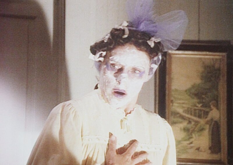 Mrs. Oleson (Katherine MacGregor) hofft, mit einem alten Kosmetikrezept von Kleopatra ihrer Schönheit nachzuhelfen. – Bild: Sat.1 Gold