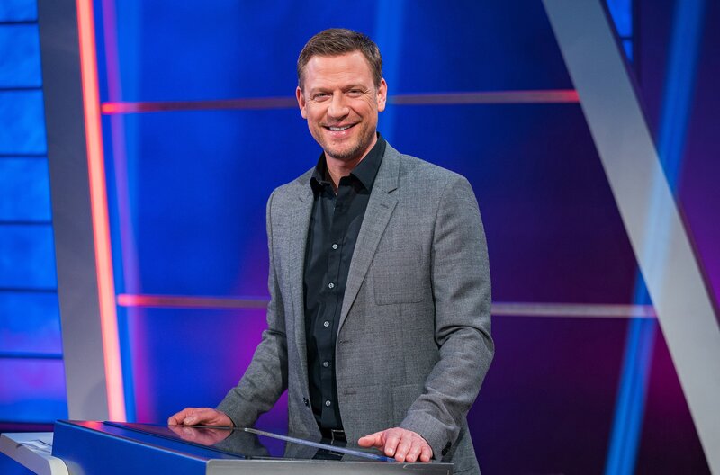 Moderator Florian Weber freut sich auf gewitzte Kandidaten, kniffelige Fragen und überraschende Antworten beim Wissensquiz „Meister des Alltags“. – Bild: SWR/​Christian Koch