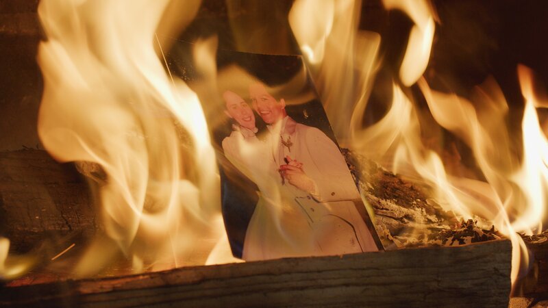 Burning photo of couple. – Bild: Discovery Communications, LLC