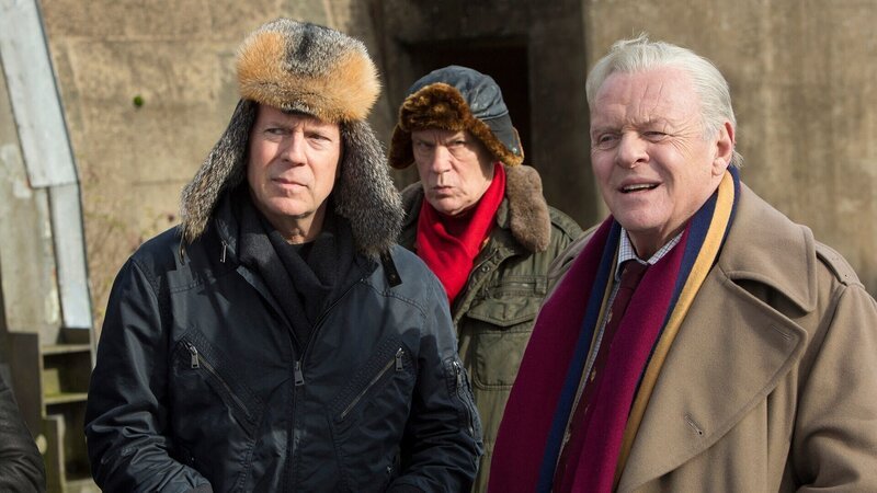 Frank (Bruce Willis, li.), Marvin (John Malkovich, Mi.) und Bailey (Anthony Hopkins, re.) – Bild: RTLZWEI – Recht zum Abdruck/​Darstellung zeitlich/​sachlich beschränkt auf die Bewerbung der Sendung