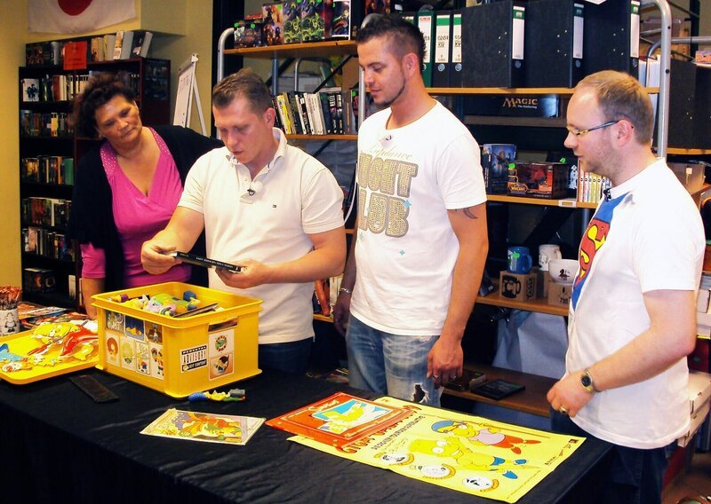 Simone, Otto Schulte (2.v.li.), Alexander bei Comic-Händler Henrik (re.) – Bild: RTL II