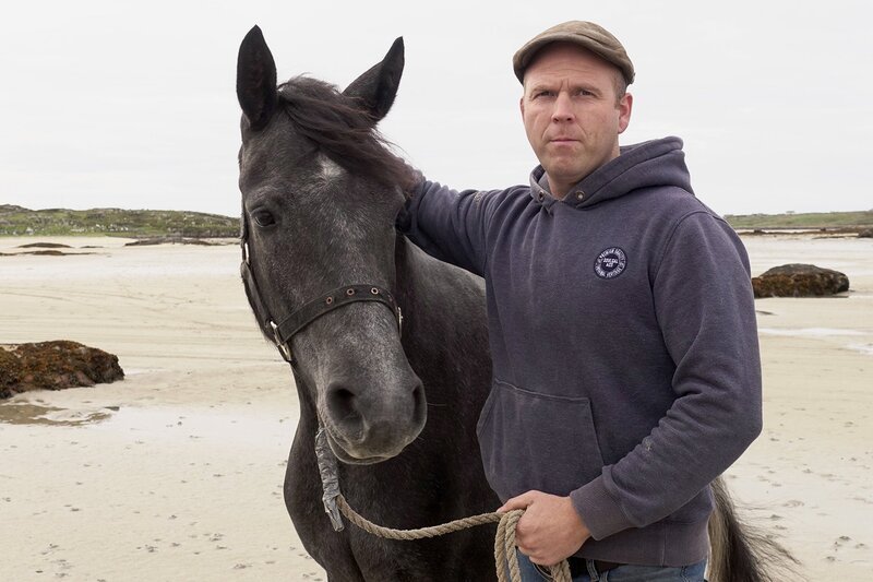 Zu Tisch Connemara – Irland: Hufschmied Brien O’Halloran mit einem Connemara Pony – Bild: SRF/​Berlin Producers Media/​Michael Dreyer
