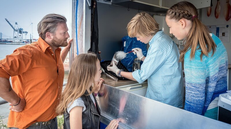 Spuren sichern an der Fischbude Sven, Kira, Levin und Nele. – Bild: NDR/​Boris Laewen