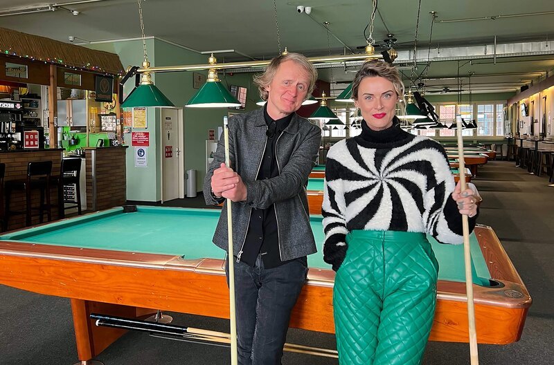 SÜDWESTRUNDFUNK Kurzstrecke mit Pierre M. Krause – Jennifer Weist lässt sich nichts ankreiden Jennifer Weist aka Yaenniver hat ihren Vertrag eigentlich für das Rockstar-Sein unterschrieben. Aber für ihren Tattoo-Bruder Pierre M. Krause macht sie eine kurze Pause davon. Gemeinsam verlassen sie die Büroräume des Managements (Tischtennisplatte, Gin-Bar und spülmaschinenfeste Musikpreise inklusive), um durch Kreuzberg zu flanieren. Mit der Frontfrau von Jennifer Rostock entspinnt sich bald eine FKKontroverse und eine über die Frage, ob Hits schreiben eigentlich Akkordarbeit ist. – Bild: SWR/​dibido