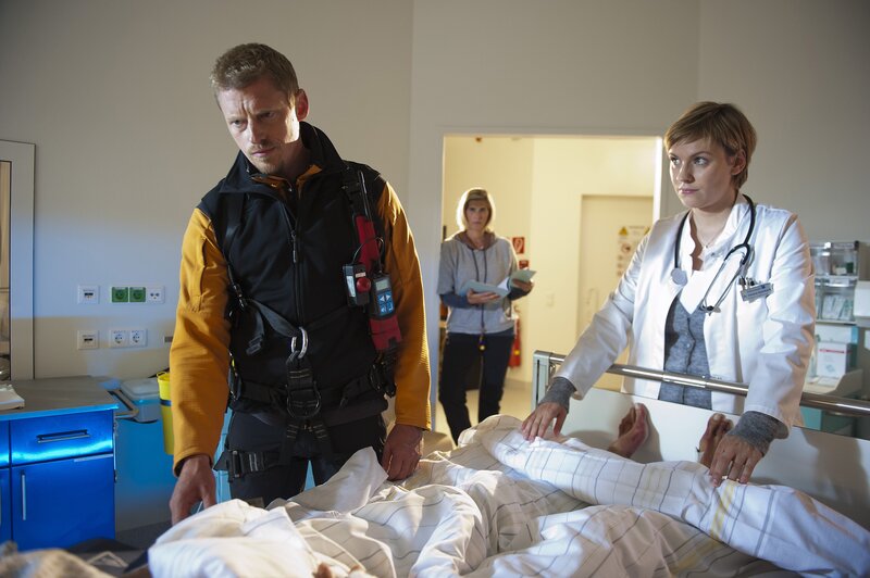 Andreas Marthaler (Martin Gruber, l.) und Dr. Verena Auerbach (Gundula Niemeyer, r.) rätseln über die mysteriösen Verletzungen der jungen Frau, deren Leben sie gerade gerettet haben. – Bild: ZDF/​Thomas R. Schumann