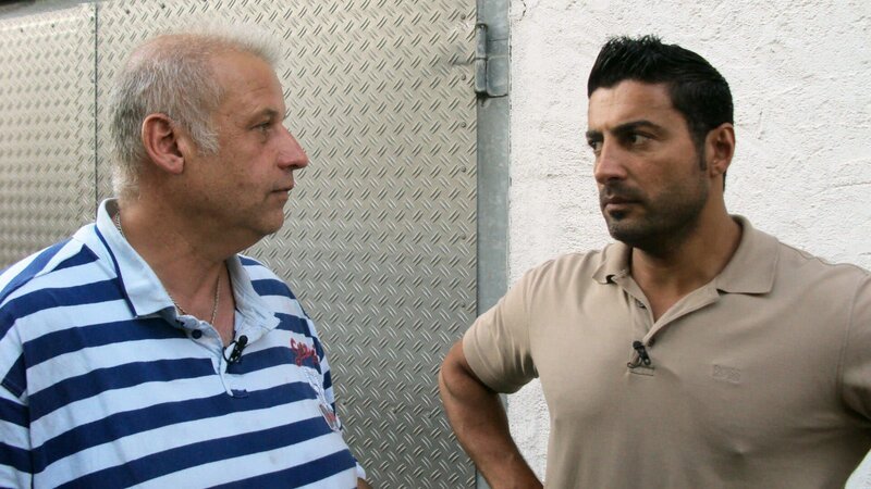 Verkaufsprofi Sükrü Pehlivan (re.) soll Olafs Trödel zu Geld machen, damit der 53-Jährige endlich wieder durchatmen kann … – Bild: RTL Zwei