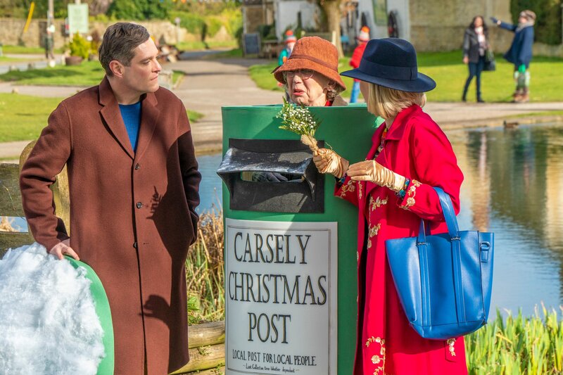 Agatha (Ashley Jensen, r.) und Roy (Mathew Horne, l.) treffen unter unerwarteten Umständen auf Mrs. Boogle (Marcia Warren, M.). Die Begegnung stellt sich jedoch als glücklicher Zufall heraus, denn Mrs. Boogle bringt Agatha auf eine heiße Spur. – Bild: Mark Bourdillon/​AcornTV /​ © 2021 AcornTV & RLJ Entertainment, Inc. All Rights Reserved.