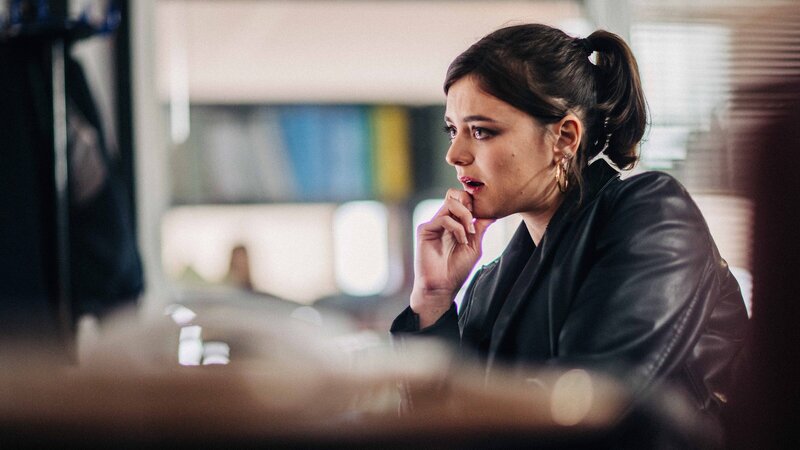 Léa (Adčle Wismes) recherchiert etwas am Computer. Hat das etwas mit den Geschehnissen auf dem untergegangenen Segelschiff zu tun? – Bild: ZDF und Matheus Bertoni