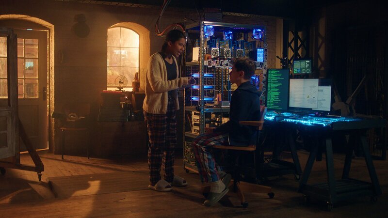 Mira (Zandile Darko) ist entsetzt über das, was Moritz (Jan Friedrichsen) im HQ recherchiert. – Bild: NDR/​Letterbox