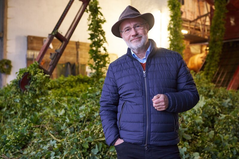 Hopfen, Hefe, Braugerste in Form von Malz und Wasser braucht man zum Bierbrauen. Harald Lesch zeigt, in welcher dieser Zutaten sich Gentechnik „versteckt“. – Bild: ZDF und Thomas Bresinsky