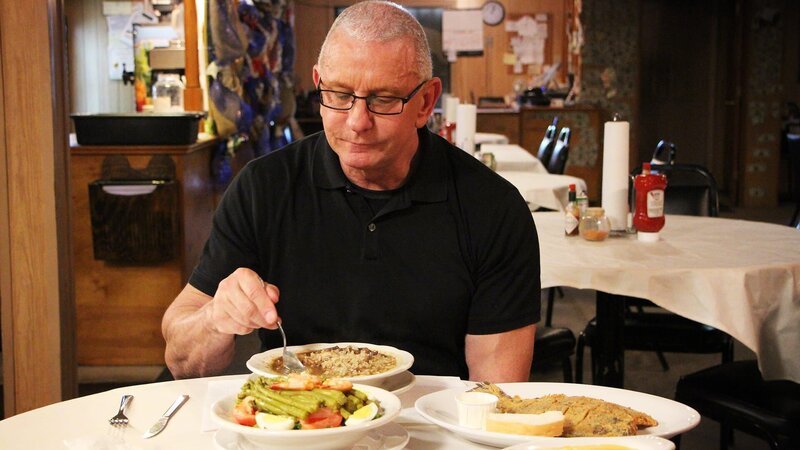 Robert tastes The Balcony’s food for the first time, as seen on Restaurant Impossible, season 16. – Bild: Warner Bros. Discovery