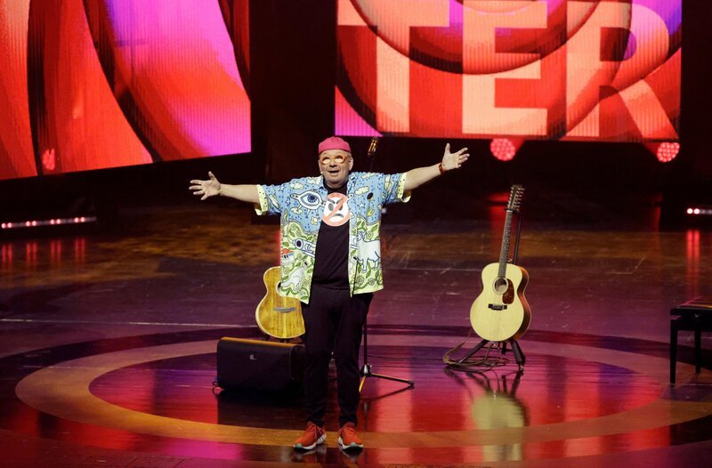 In Bernd Stelters neuem Soloprogramm gibt es eine Menge zu Lachen. Falten werden quasi geglättet, das Hautbild verbessert und eine positive Stimmung ist den Zuschauerinnen und Zuschauern garantiert. – Bild: WDR/​Thomas Brill