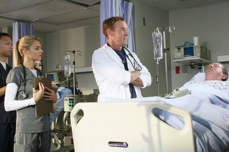 Eliza Coupe (Dr. Denise Mahoney), John C. McGinley (Dr. Perry Cox). – Bild: Turner /​ Touchstone Television