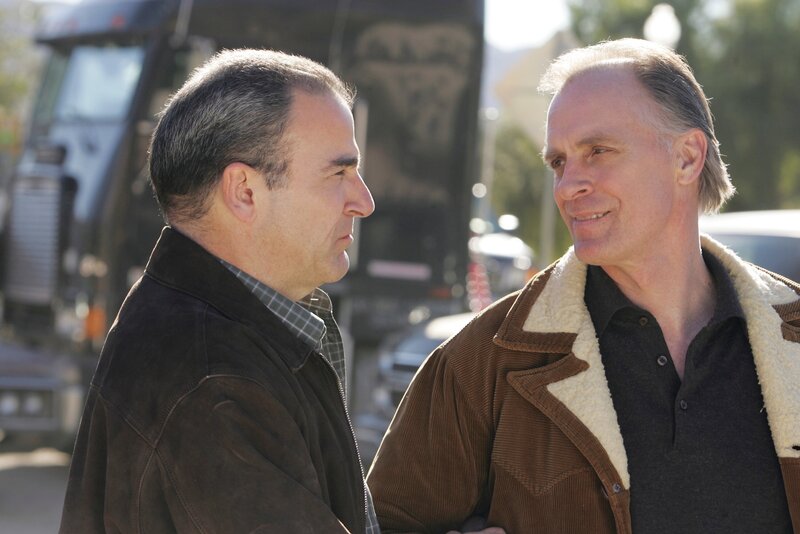 Bei den Recherchen stoßen Gideon (Mandy Patinkin, l.) und sein Team auf Frank (Keith Carradine, r.), einem Sexualsadisten, der 30 Jahre lang ohne jedes Mitgefühl Menschen entführt, gefoltert und umgebracht hat … – Bild: TOUCHSTONE TV/​MONTY BRINTON