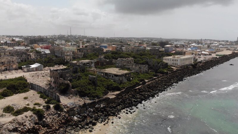 Drei Jahrzehnte Bürgerkrieg, Hungersnöte und der Terror der Al-Shabaab-Miliz haben tiefe Spuren in Mogadischu hinterlassen. – Bild: ZDF und Stéphane Girard