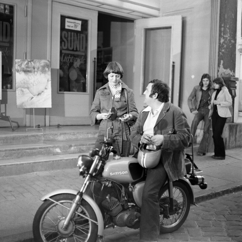 Paddy (Günter Schubert) bemüht sich um die Aufmerksamkeit von Rita (Katarina Tomaschewsky). – Bild: MDR/DRA/Hans-Ulrich Raschke Paddy (Günter Schubert) bemüht sich um die Aufmerksamkeit von Rita (Katarina Tomaschewsky). – Bild: MDR/DRA/Hans-Ulrich Raschke