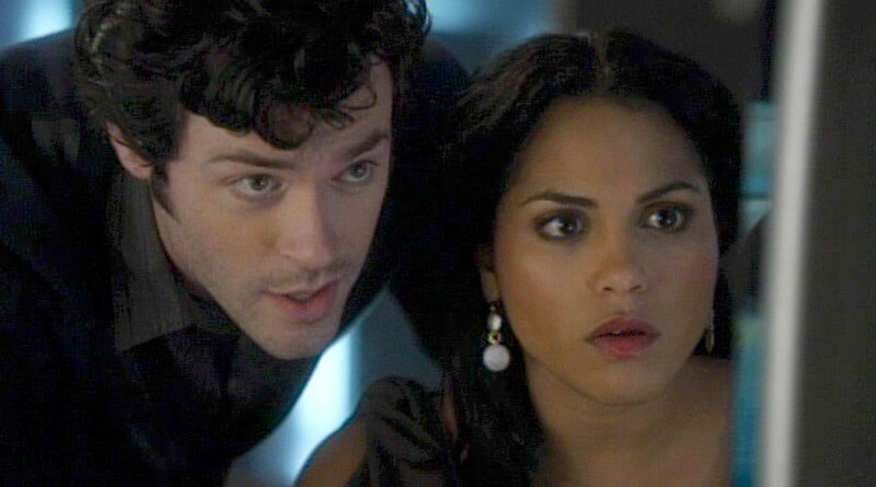 Loker (Brendan Hines) und Ria Torres (Monica Raymund) sollen den Grund für die Massenpanik, bei der zwei Menschen sterben mussten, herausfinden. Doch dies ist nicht einfach, hinzu kommen Spannungen zwischen den beiden. – Bild: Nitro