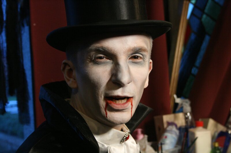 „pur+“ – Moderator Eric Mayer verwandelt sich in einen Vampir und lehrt seine Zuschauer das Gruseln! Er lässt sich zum Gruseldarsteller ausbilden und wird auf die Besucher eines Gruselkabinetts losgelassen. Wir er die Gäste zum Schreien bringen? – Bild: ZDF/​Rolf Sakulowski