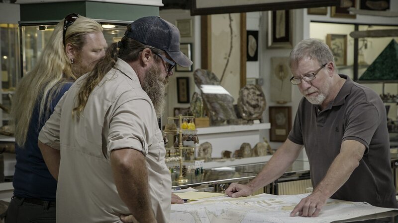 L-R: Chuck Meier und Moe Mottice – Bild: Warner Bros. Discovery