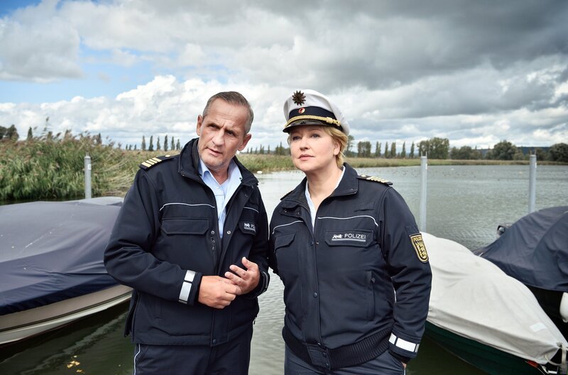 Nele (Floriane Daniel, rechts) und ihr neuer Kollege Paul Schott (Tim Wilde) erkennen, dass sie auf ein Ablenkungsmanöver hereingefallen sind. – Bild: ARD/​SWR/​Patrick Pfeiffer
